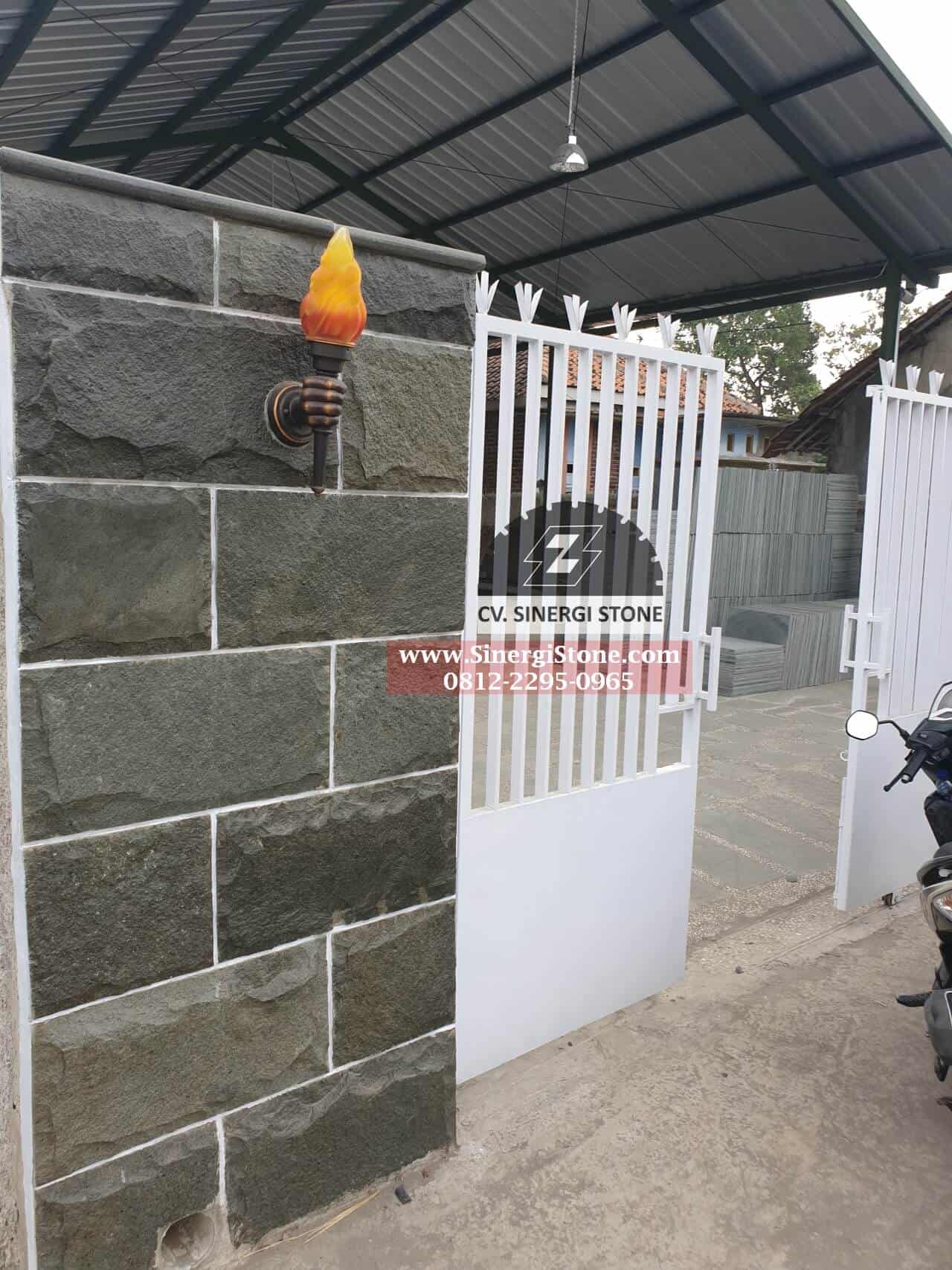 batu andesit rata alam digunakan untuk dinding pagar