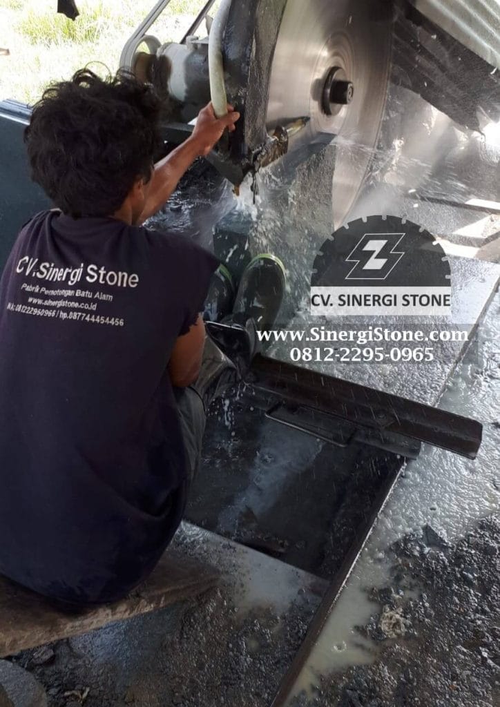 proses pemotongan batu andesit di pabrik Sinergi Stone