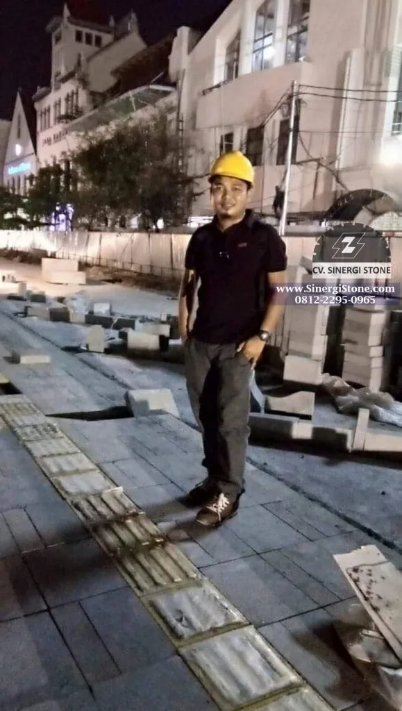 Aplikasi batu andesit Sinergi Stone pada proyek revitalisasi area pedestrian Kota Tua Jakarta.