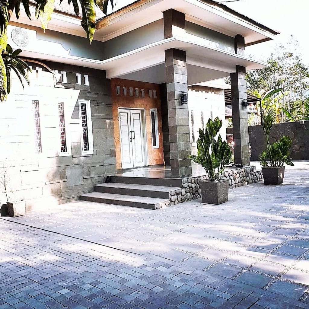 rumah batu andesit (milik owner cv.sinergistone)