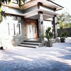 rumah batu alam andesit (milik owner cv.sinergistone)