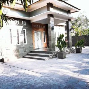 Rumah Batu Alam Andesit: Konsep & Contoh Gambar Desain 4 rumah batu alam andesit (milik owner cv.sinergistone)