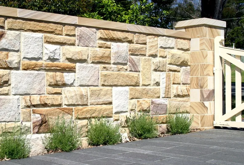 Aplikasi batu Palimanan pada dinding pagar