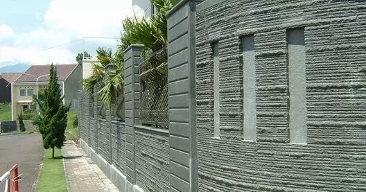 batu andesit susun sirih dipasang di  dinding pagar rumah