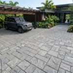 Fotografi realistis lantai carport batu alam andesit minimalis modern dengan 20 motif populer estetik.