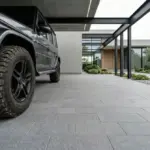 Lantai carport batu andesit flamed tahan beban SUV anti slip modern minimalis