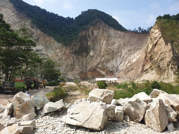 tambang limestone atau batu gamping (kapur) di Cirebon