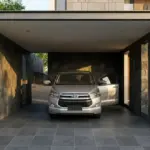 Carport ideal ukuran 3×5,5 m dengan dinding batu andesit dan MPV terparkir nyaman dengan ruang buka pintu