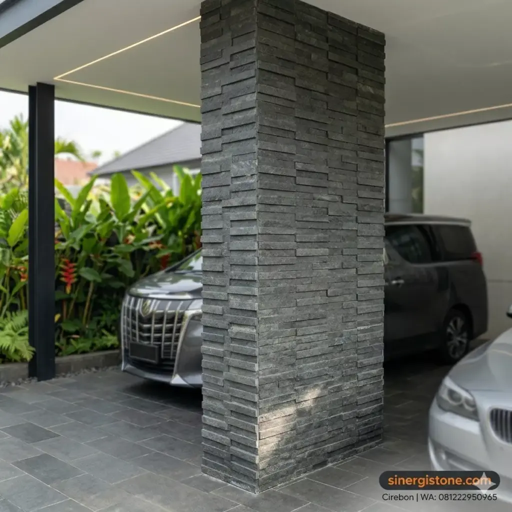 Kolom tengah carport 2 mobil dilapisi penuh batu andesit susun bata dari lantai hingga balok, tampilan premium