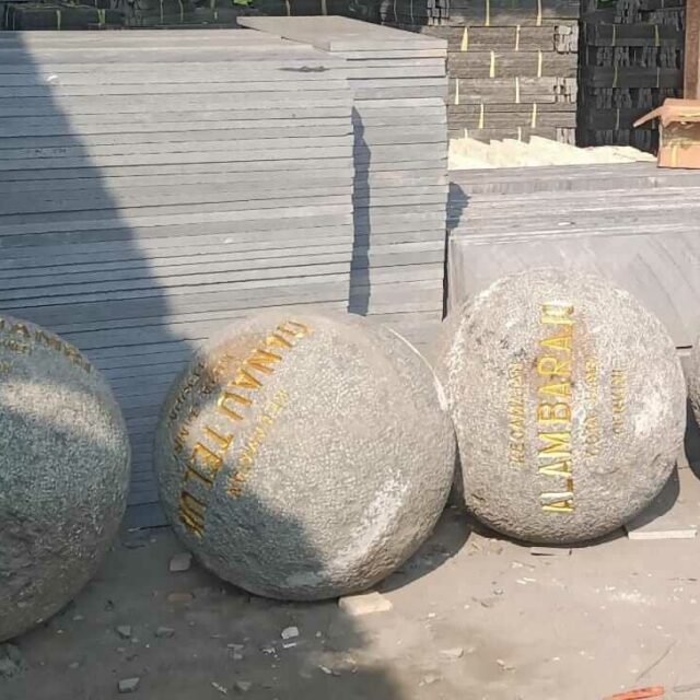 bollard batu andesit bentuk bola