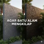 Perbandingan dinding batu andesit kusam dan batu alam mengkilap wetlook pada rumah mewah.